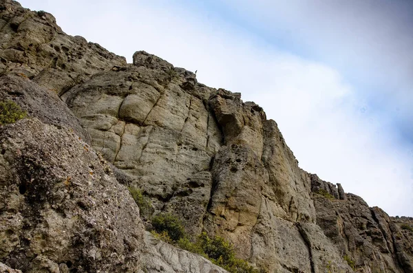 山の風景 彼女の崖と空 旅と冒険 — ストック写真