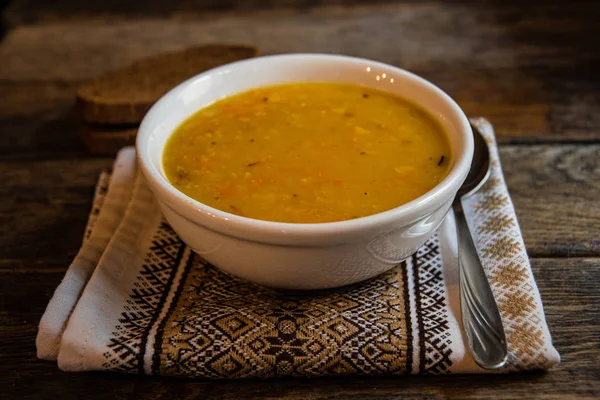 Zuppa Piselli Una Ciotola Ceramica Bianca Tovagliolo Cucina Sullo Sfondo — Foto Stock