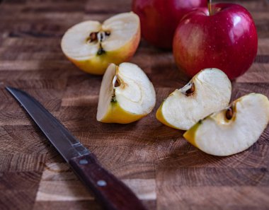 Mutfak tahtasında dilimlenmiş elma ve bıçak..