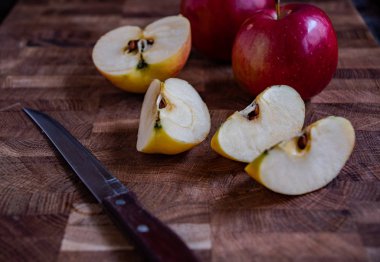 Mutfak tahtasında dilimlenmiş elma ve bıçak..