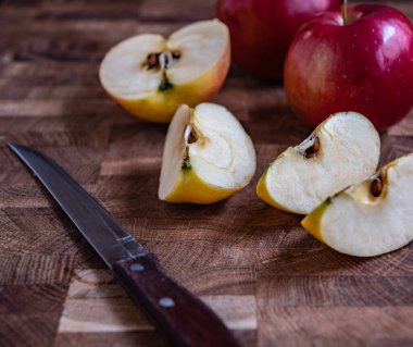 Mutfak tahtasında dilimlenmiş elma ve bıçak..