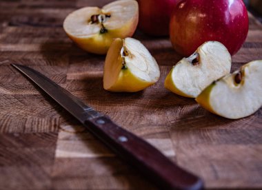 Mutfak tahtasında dilimlenmiş elma ve bıçak..