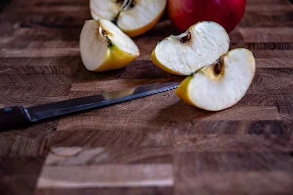 Pommes Tranchées Couteau Sur Planche Cuisine — Photo