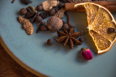 Ev yapımı seramik tabakta içki yapmak için kurutulmuş doğu baharatları. Ev mutfağı.