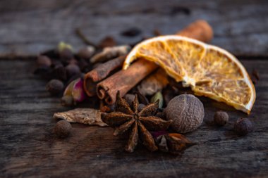 Ahşap bir arka planda içki hazırlamak için kurutulmuş doğu baharatları..