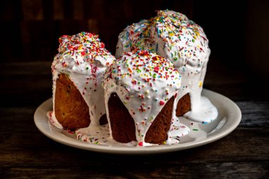  Ev yapımı Paskalya pastası eski ahşap masada, eski tahtaların arka planında..