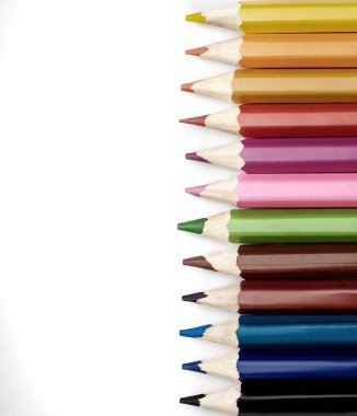 Beyaz arka plan üzerinde izole renkli kalemler