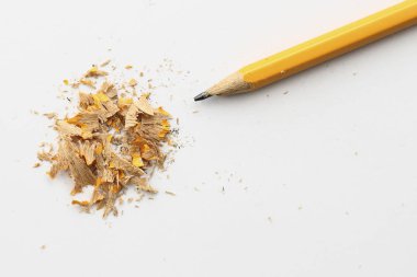 Beyaz arka plan üzerinde izole sarı kalemler