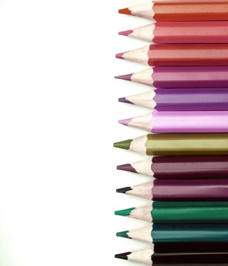 Beyaz arka plan üzerinde izole renkli kalemler