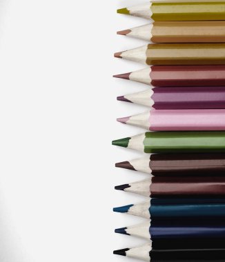 Beyaz arka plan üzerinde izole renkli kalemler