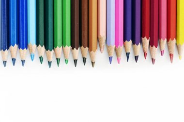 Beyaz arka plan üzerinde izole renkli kalemler