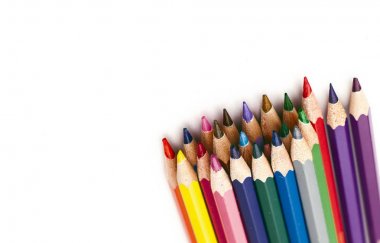 Beyaz arka plan üzerinde izole renkli kalemler