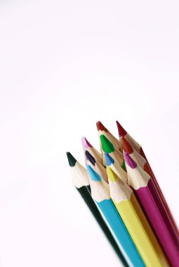 Beyaz arka plan üzerinde izole renkli kalemler