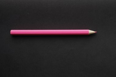 Siyah arka plan üzerine izole kırmızı kalem