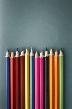 İzole mavi arka plan üzerinde renkli kalemler