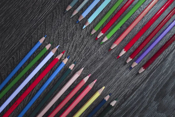 Siyah Arka Plan Üzerine Izole Renkli Kalemler — Stok fotoğraf