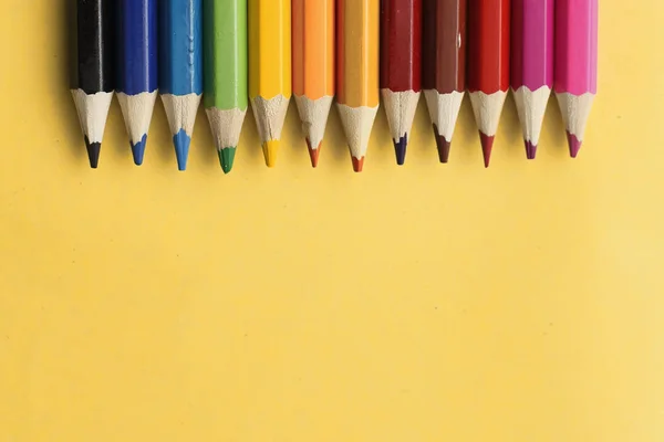 Zole Sarı Arka Plan Üzerinde Renkli Kalemler — Stok fotoğraf