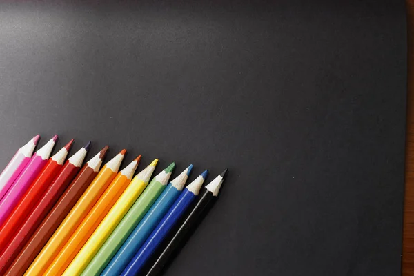 Siyah Arka Plan Üzerine Izole Renkli Kalemler — Stok fotoğraf