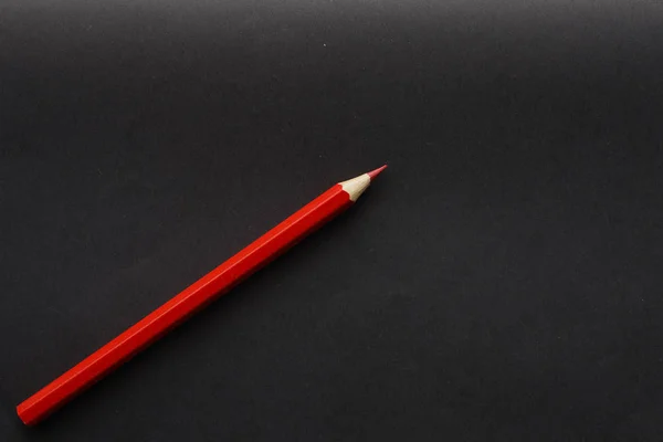 红色铅笔被隔绝在黑色背景 — 图库照片