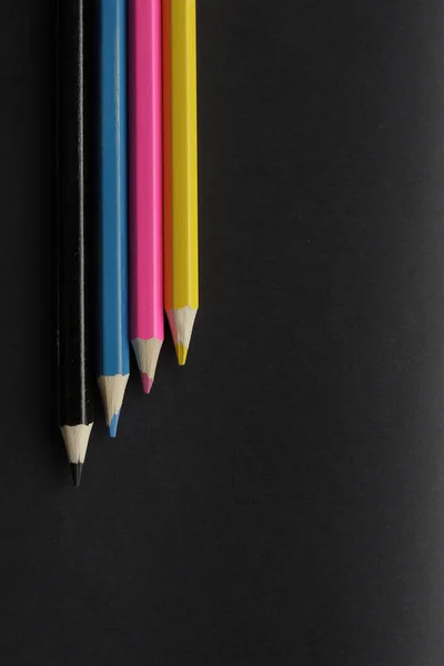 黑色背景色铅笔 — 图库照片