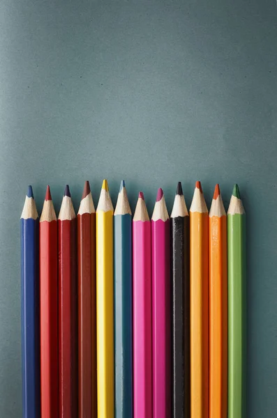 Zole Mavi Arka Plan Üzerinde Renkli Kalemler — Stok fotoğraf