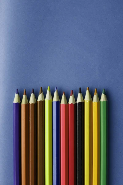 Lápices Colores Aislados Sobre Fondo Azul — Foto de Stock