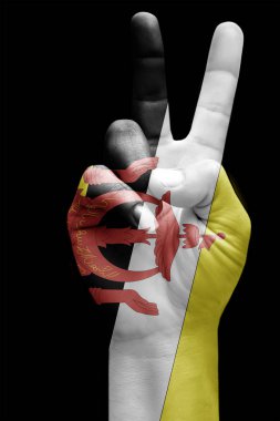 ve zafer işareti yaparak, Brunei bayrağı ile zafer, galibiyet, başarı - siyah arka plan üzerine izole sembolü olarak boyalı