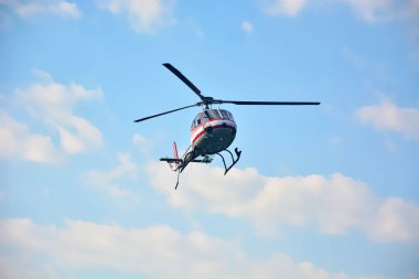 gökyüzü üzerinde helikopter