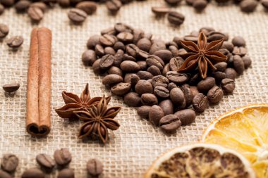 Kahve çekirdekleri ile baharat arka planı için