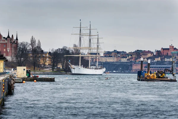 Fartyg med tre master på vattnet — Stockfoto