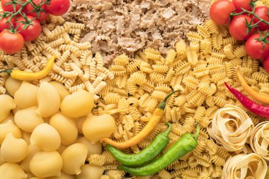 Bir sürü farklı çiğ makarna ve sebze.