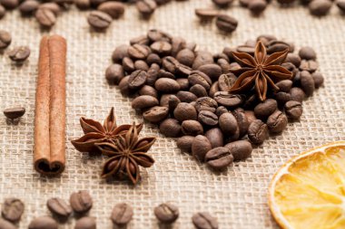 Çuval bezinde kalp şeklinde kavrulmuş kahve çekirdeği.