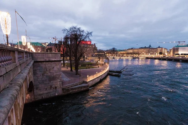 Vackra byggnader på gatorna i centrala Stockholm — Stockfoto