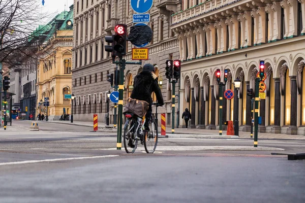 Cyklista stojí a čeká u semaforu — Stock fotografie