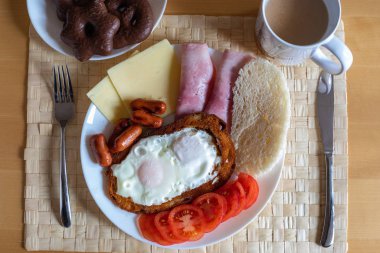Sabahları kahvaltıda tam yağda iki yumurta