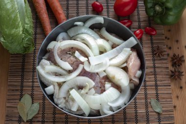 Pişirmek için soğanlı ve baharatlı hindi eti.