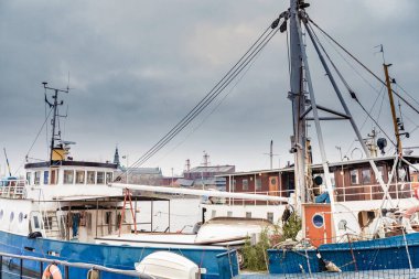 Eski ahşap yelkenliler ve gemiler denizde