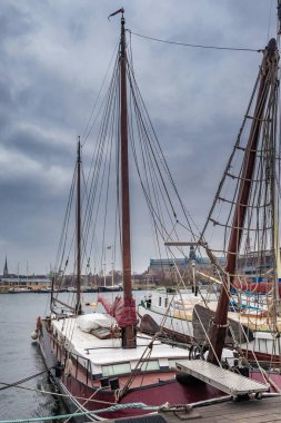 Eski ahşap yelkenliler ve gemiler denizde