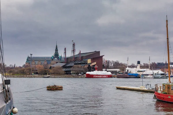 Gamla trä segelbåtar och fartyg på vattnet — Stockfoto