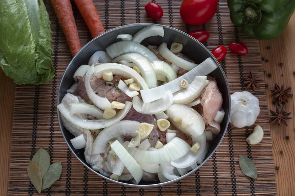 Sepotong daging kalkun dengan bawang bombay dan rempah-rempah untuk dipanggang — Stok Foto