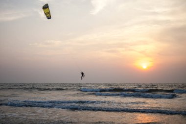 Okyanus güzel günbatımı, kitesurfer dalgalar, Arambol, Goa, Hindistan