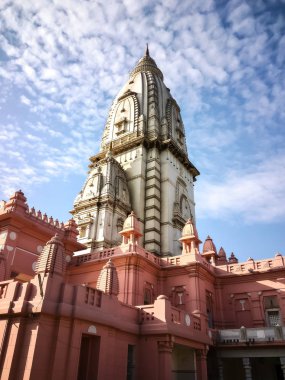 Varanasi, Hindistan - Mart, 17, 2016. Görünümü yeni Vishwanath Tapınağı, Sai Vishwanath tapınakta Banaras Hindu Üniversitesi kampüsü, Varanasi, Uttar Pradesh, Hindistan