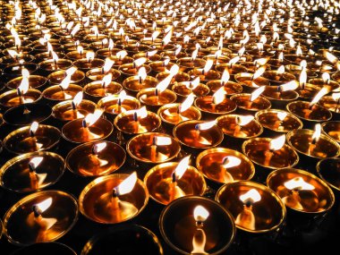 alevler bodhnath stupa Vadisi'nde Katmandu, nepal yakınındaki lambalı tereyağı