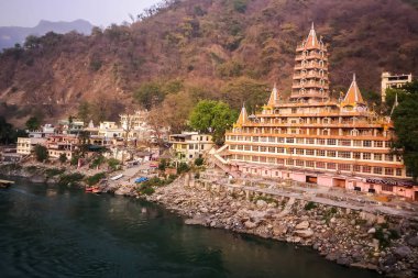 Rishikesh, Hindistan - Nisan, 17, 2016. Ganga nehir set, Tera Manzil Tapınağı, Trimbakeshwar Rishikesh of güzel manzara