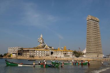 Murdeshwar, Hindistan - Mart, 1, 2017. Balıkçılar onların yakalamak ile geri döndürür
