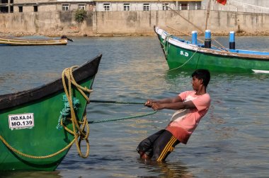 Murdeshwar, Hindistan - Mart, 1, 2017. Balıkçılar onların yakalamak ile geri döndürür