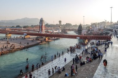 Harid, Hindistan - Aralık, 11, 2016. Ganga nehir dolgu, Har Ki Pauri.Har Ki Pauri kişidir Haridwar Ganj kıyısında ünlü bir dağ geçidi.