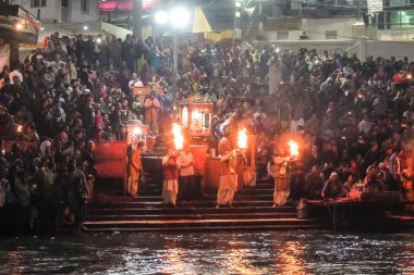 Harid, Hindistan - Aralık, 11, 2016. Ganga nehir dolgu, Har Ki Pauri.Har Ki Pauri kişidir Haridwar Ganj kıyısında ünlü bir dağ geçidi.