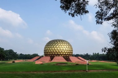 Auroville, Hindistan - 17th Aralık 2016. Auroville meditasyon hall. İnsanların tüm creeds, siyaset ve milletten yukarıda barış ve ilerici uyum içinde yaşadığı Auroville insan bir birlik olduğunu.