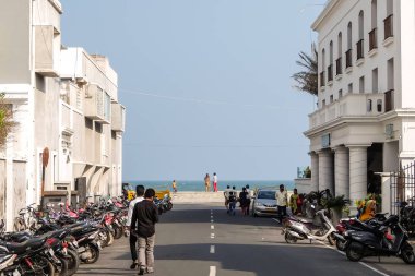 Pondicherry, India - 17th Aralık 2016. Pondicherry, sahil yolunda ve Promenade plaj arka planda Goubert Ave
